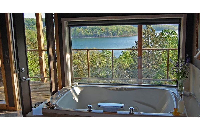 Hot tub at Beaver Lakefront Cabins.