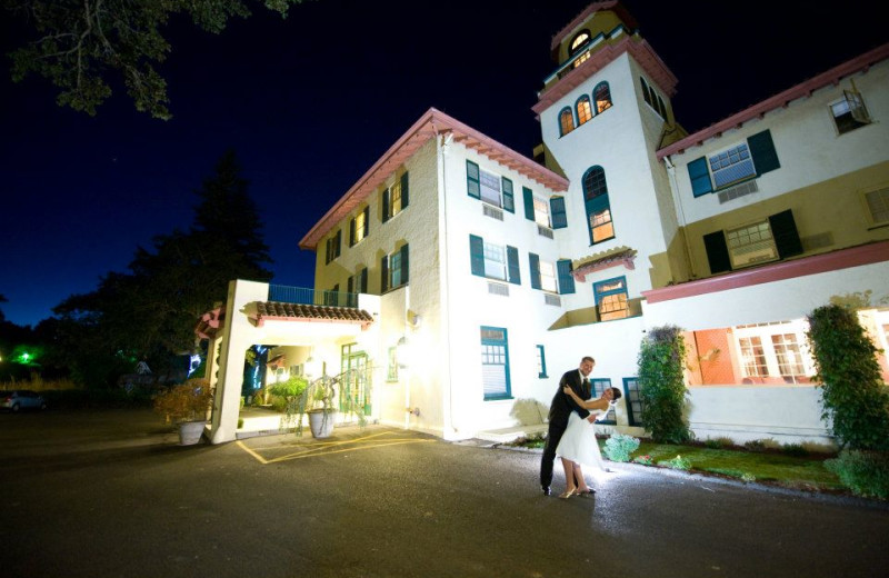 Exterior view of Columbia Gorge Hotel.