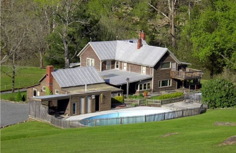 Exterior view of Creekside Resort.