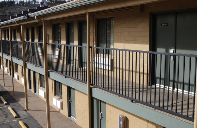 Exterior view of Highland Country Inn.