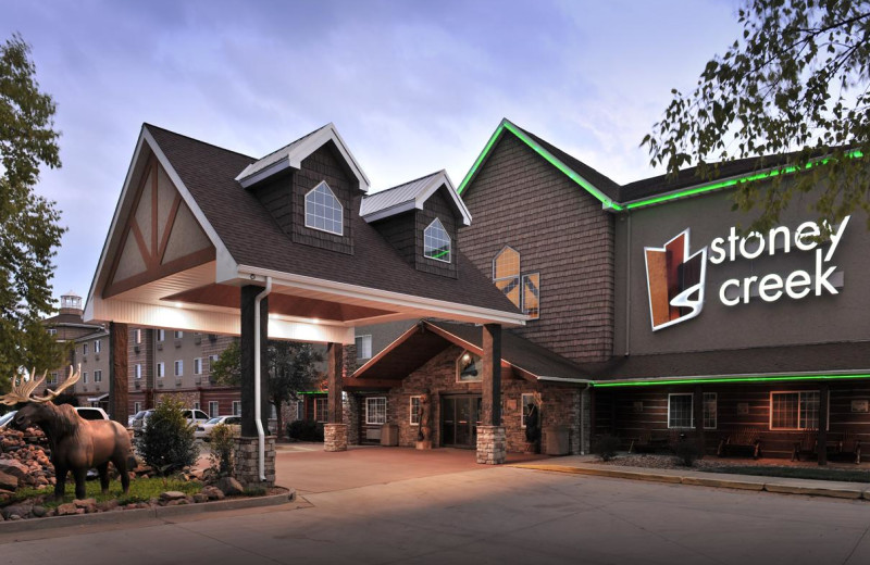 Exterior view of Stoney Creek Inn.