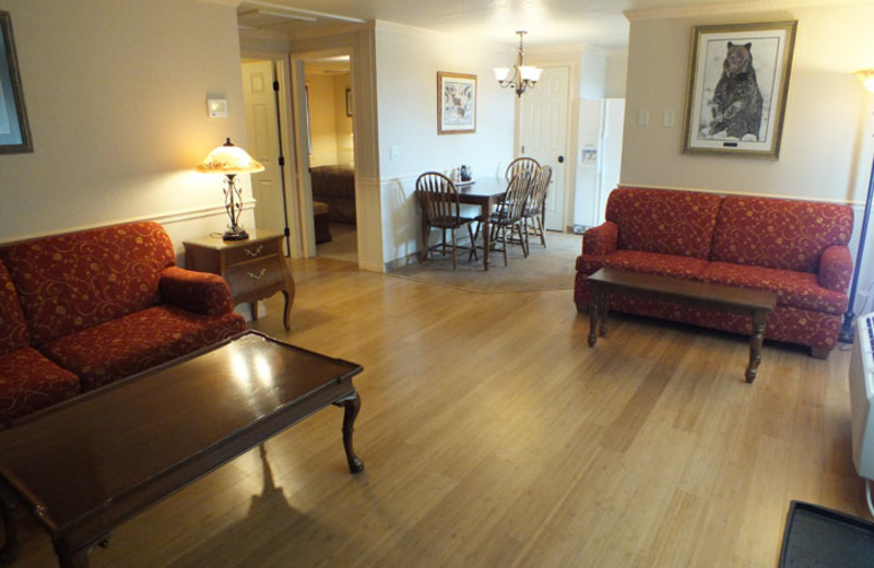 Cottage living room at Yellowstone Gateway Inn.