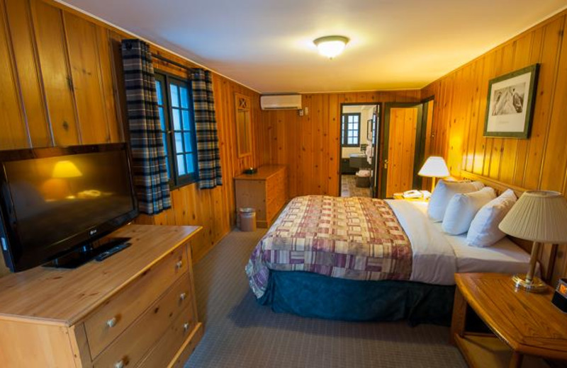 Guest bedroom at Inns of Banff.