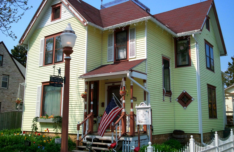 Exterior view of Lamp Post Inn.