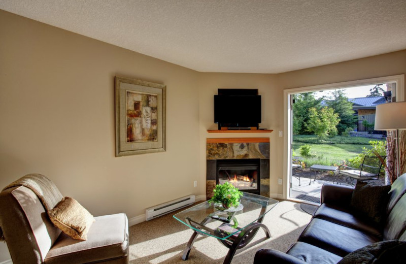 Guest living room at Sunrise Ridge Waterfront Resort.