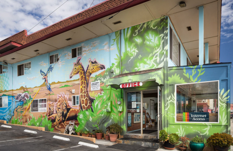 Exterior view of Aqua Breeze Inn.