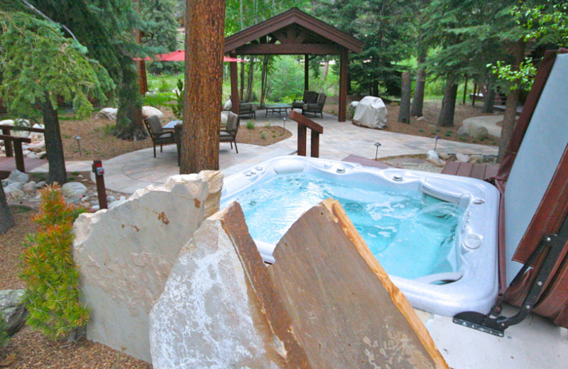 Hot tub at Boulder Brook on Fall River.