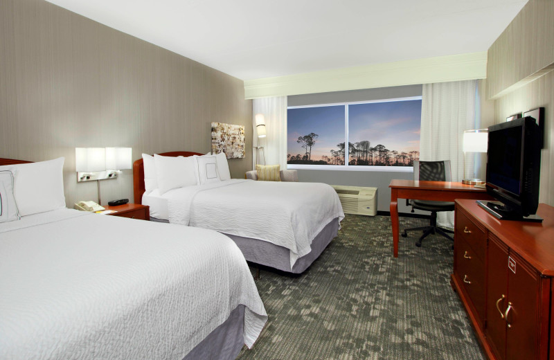 Guest room at Courtyard Lyndhurst Meadowlands.