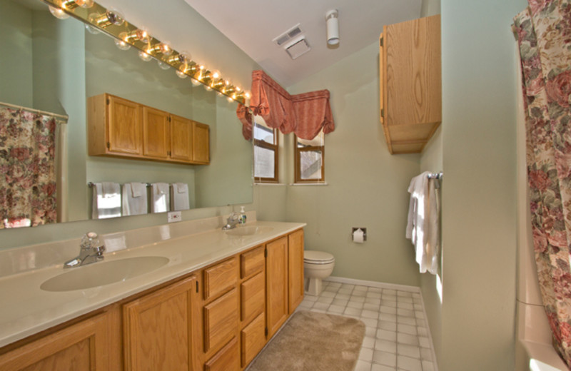 Vacation rental bathroom at EstesParkRentals.com.