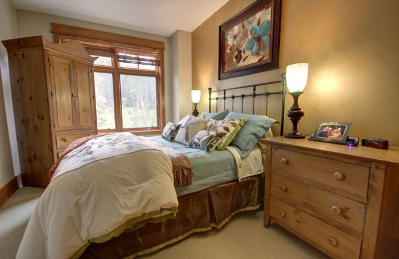 Vacation rental bedroom at SummitCove.