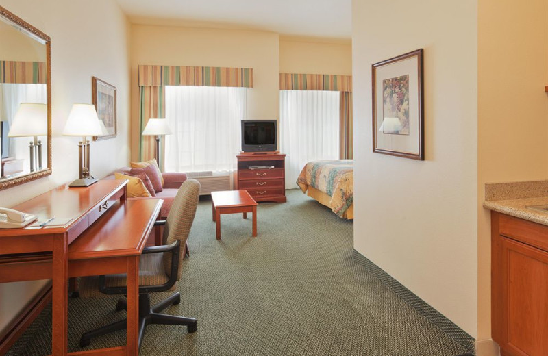 Guest room at Staybridge Suites Silicon Valley-Milpitas.