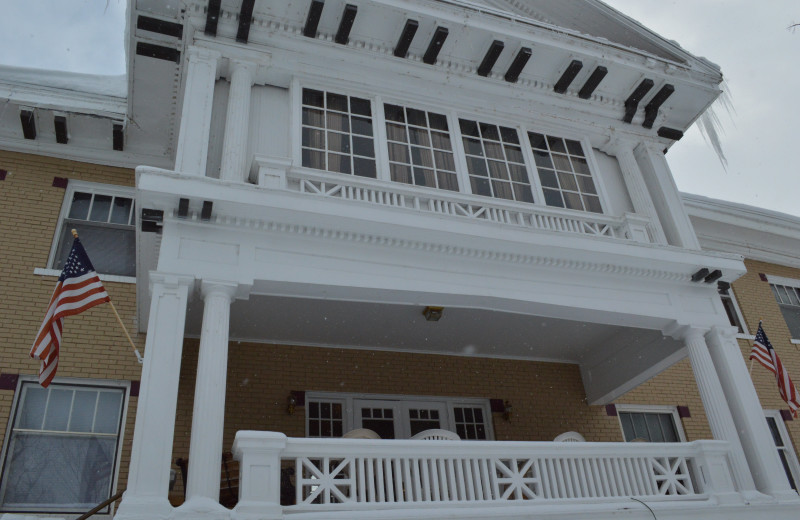 Exterior view of Riverside Hot Springs Inn & Spa.