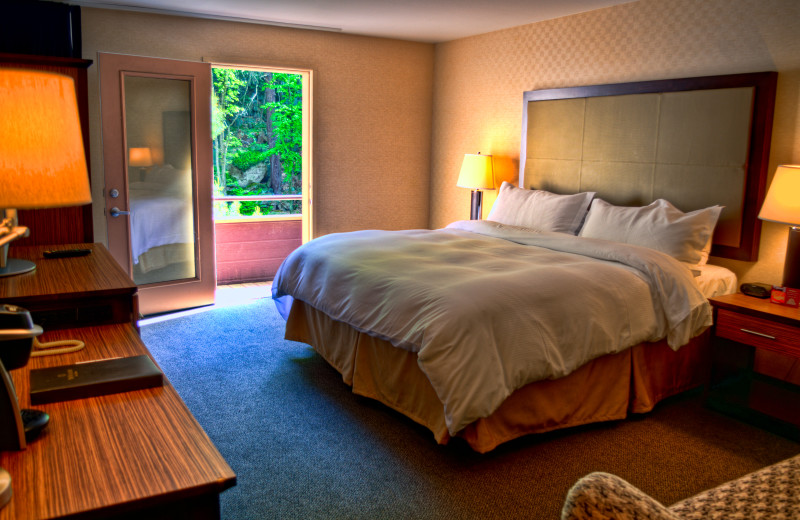 Guest room at Ascend Hotel Collection-The Woodlands Inn.