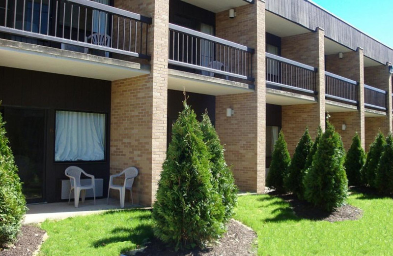 Exterior view of Penn Wells Hotel & Lodge.