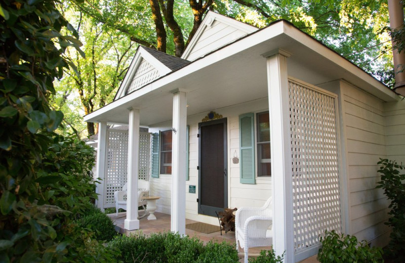 Cottage exterior at Cottage Grove Inn.