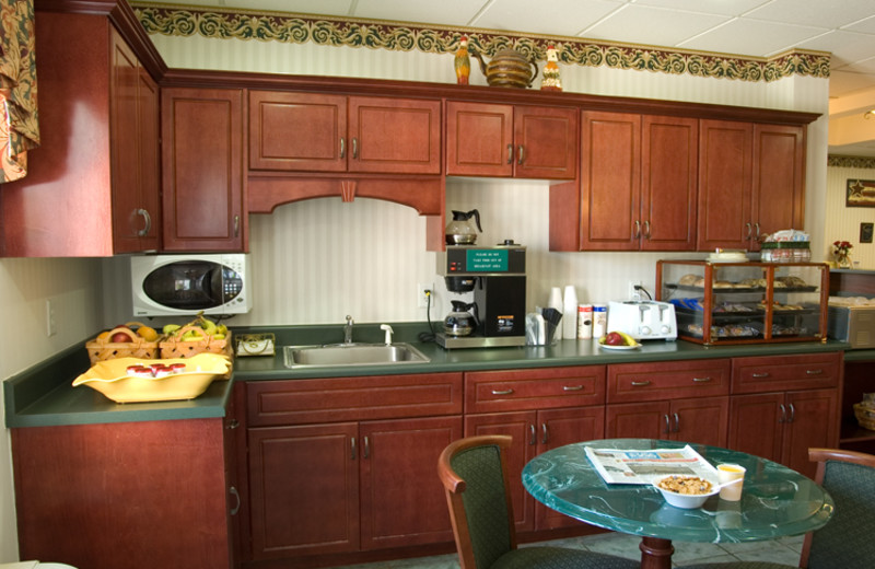 Breakfast room at Country Hearth Inn Sikeston.