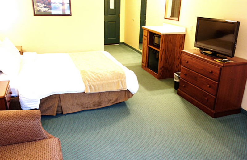 Guest room at Country Inn River Falls.