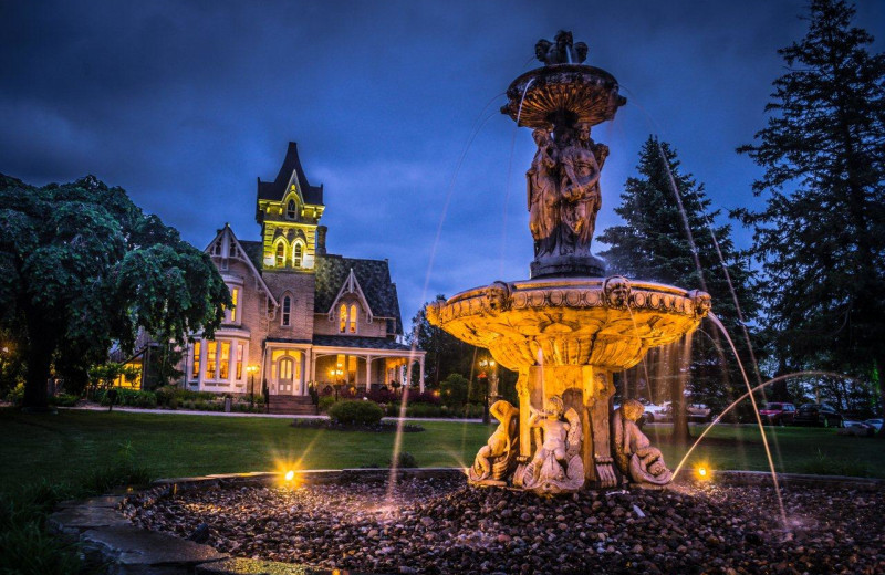 The fountain at night at Elm Hurst Inn & Spa.