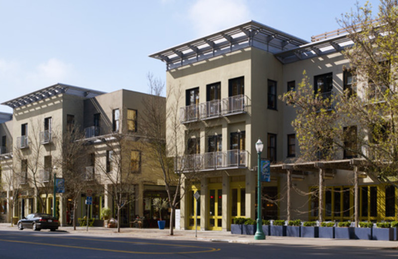 Exterior view of Hotel Healdsburg.
