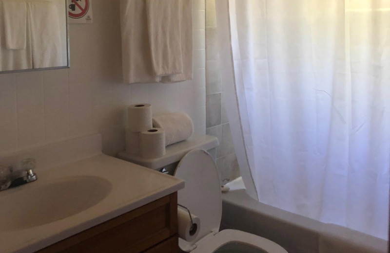 Cabin bathroom at Dogtooth Lake Resort.