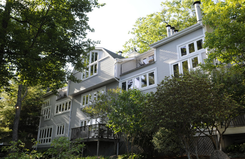 Exterior view of Rocky Crest Golf Resort.