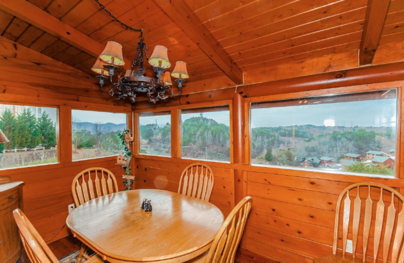 Cabin dining table at Golfview Vacation Rentals.