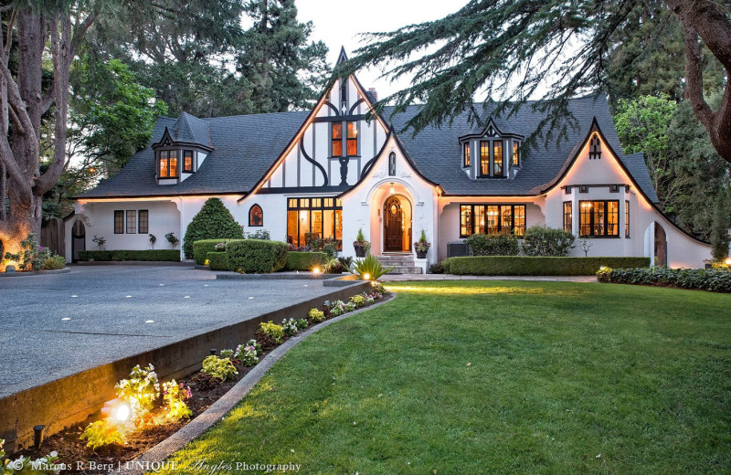 Exterior view of Candlelight Inn.