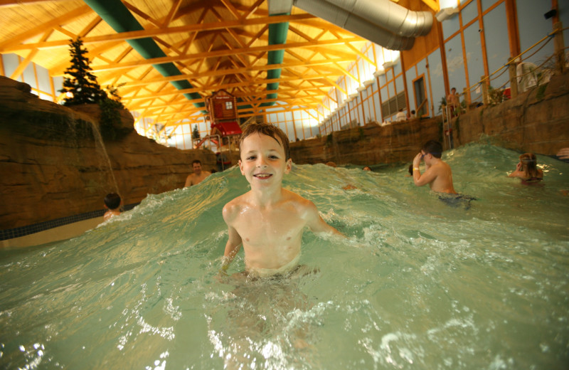 Kid in pool at Grizzly Jack’s Grand Bear Resort.