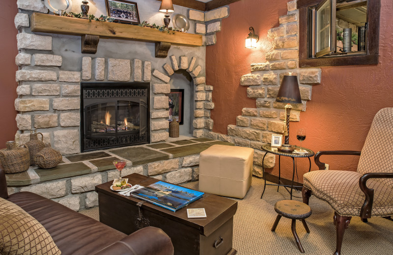 Living room at Glenlaurel Scottish Inn & Cottages.