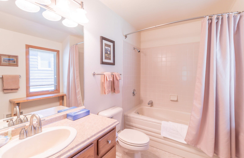 Guest bathroom at Riverwood On Fall River.