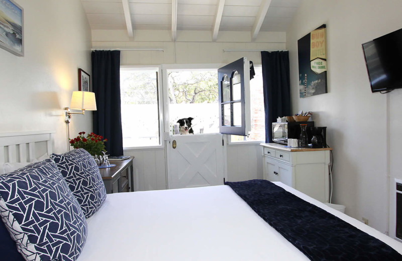 Guest room at Lamp Lighter Inn 