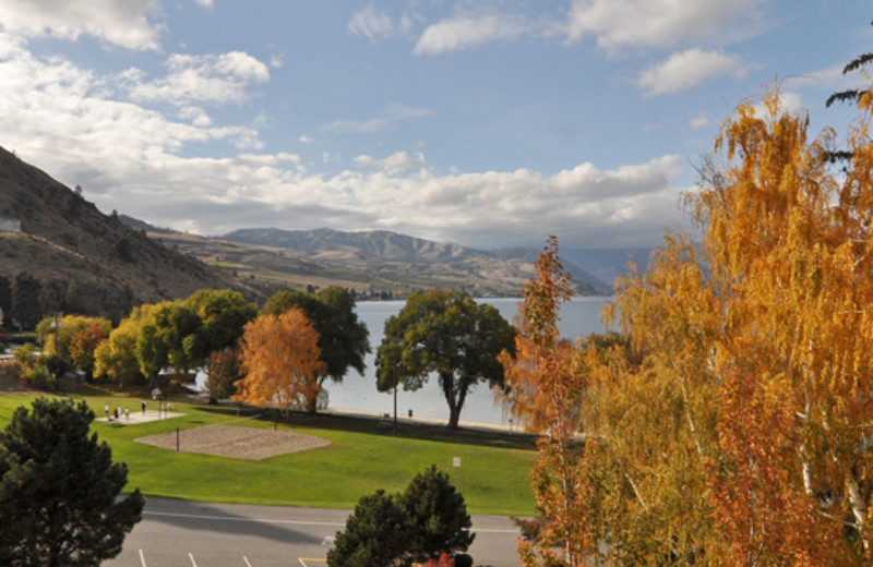 View of grounds at Lakeside Lodge & Suites.