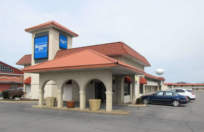 Exterior view of Roadway Inn Sandusky.