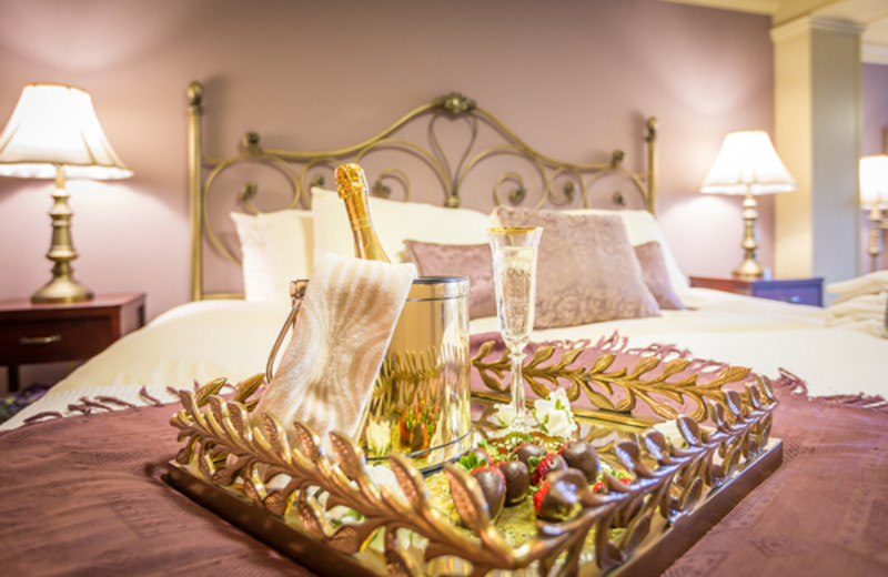 Guest room bed at A Vista Villa Couples Retreat.