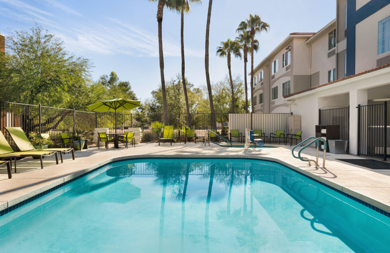 Outdoor pool at SpringHill Suites Phoenix Chandler/Fashion Center.