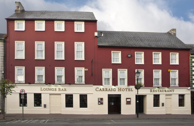 Exterior view of Carraig Hotel.