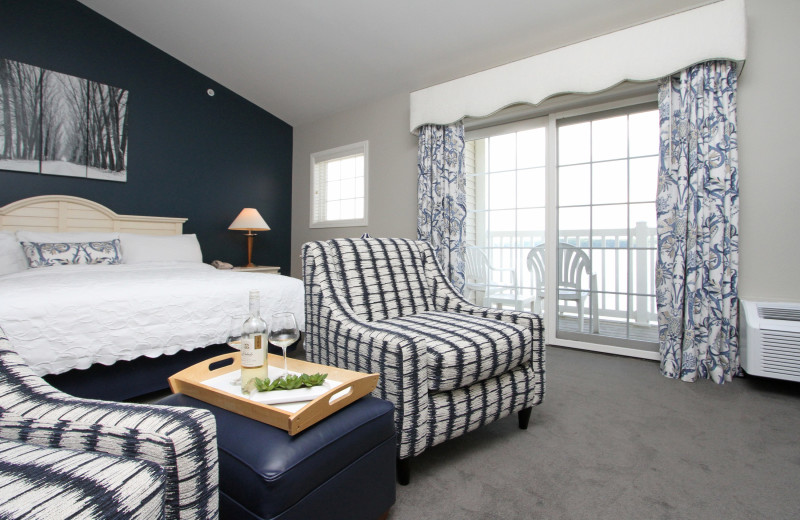 Guest room at Bay Pointe Inn Lakefront Resort.