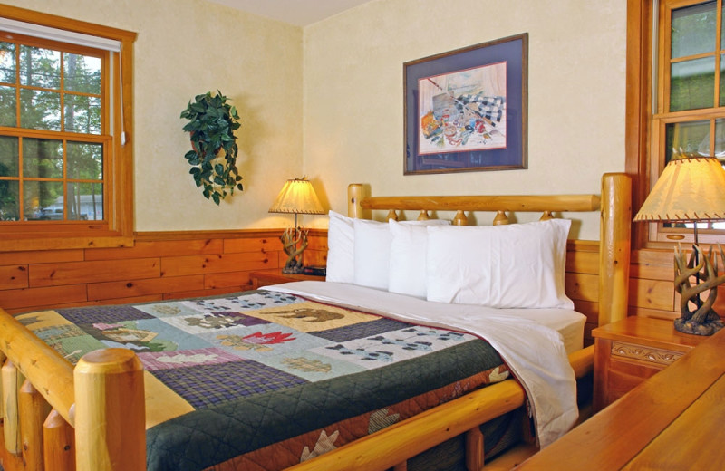 Cabin bedroom at The Beacons of Minocqua.