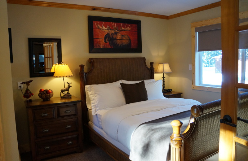 Rental bedroom at Cedar House Restaurant & Chalets.