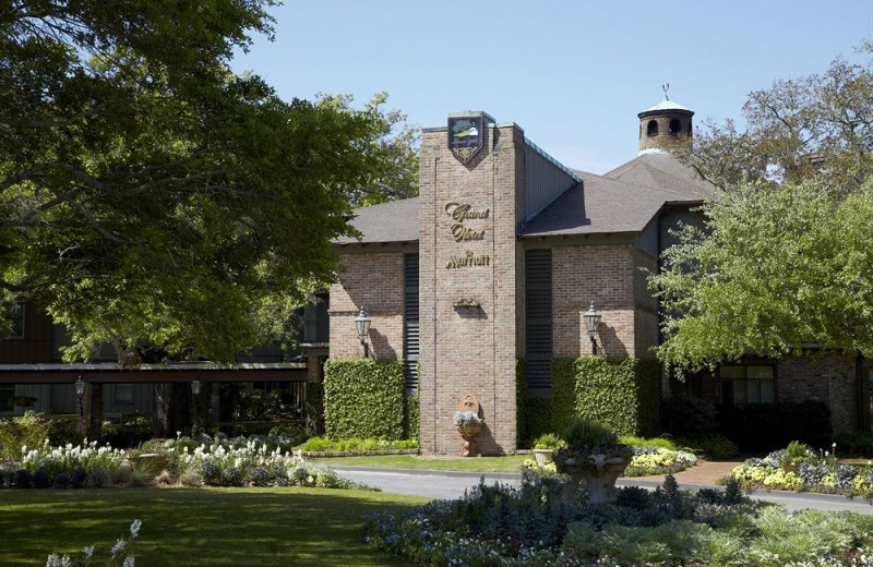 Exterior view of Marriott's Grand Hotel Resort and Golf Club.