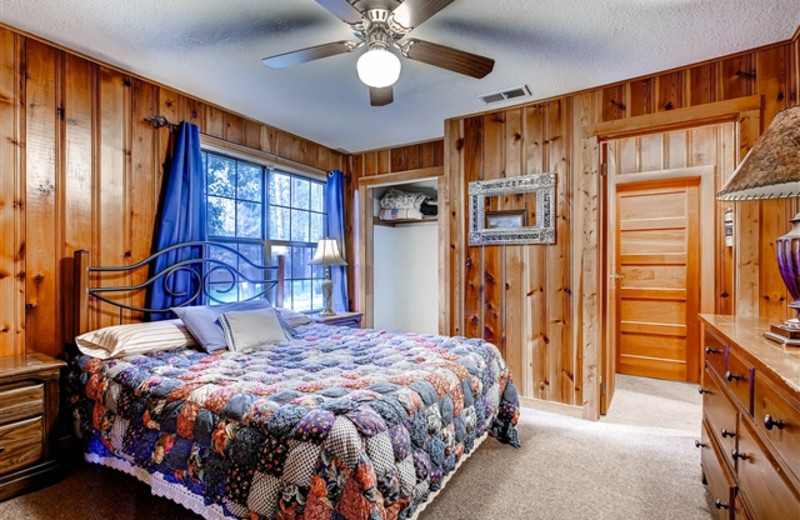 Cabin bed room at Hummingbird Cabins.