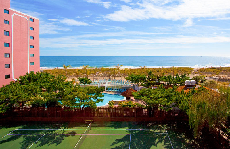 The tennis court at Holiday Inn Oceanfront Ocean City.