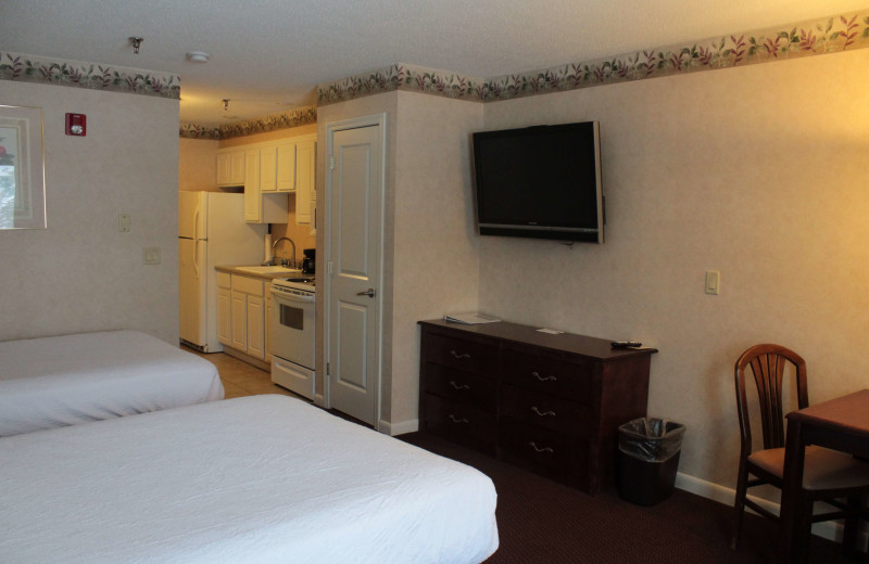 Guest room at Shiretown Inn