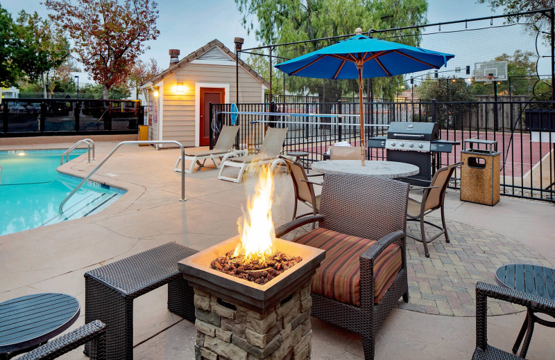 Outdoor patio at Residence Inn Palo Alto Mountain View.