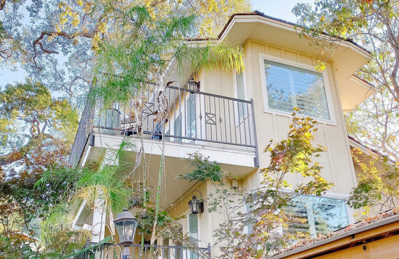 Exterior view of Saratoga Oaks Lodge.