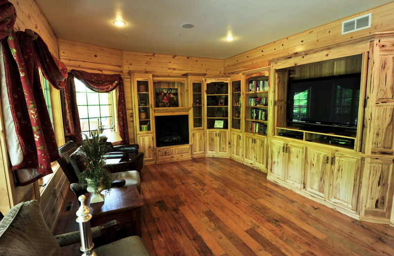 Cottage living room at Bug-Bee Hive Resort.