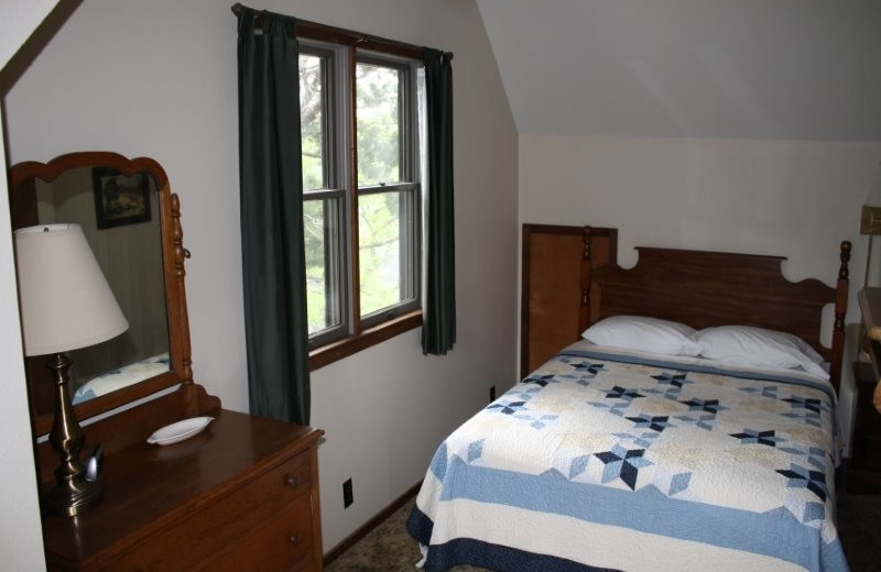Cabin bedroom at Arkansas White River Cabins.