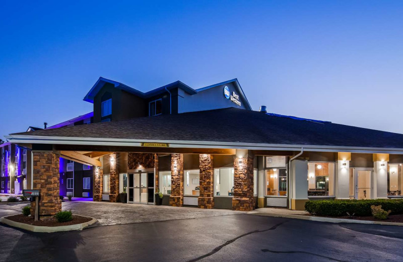 Exterior view of Best Western DeWitt.