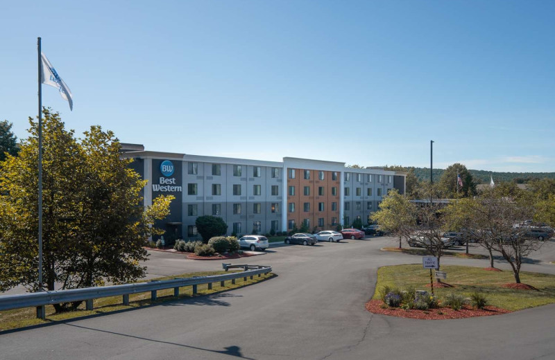 Exterior view of Best Western Inn at Hunt’s Landing.