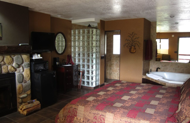 Jacuzzi guest room at Amberwood.